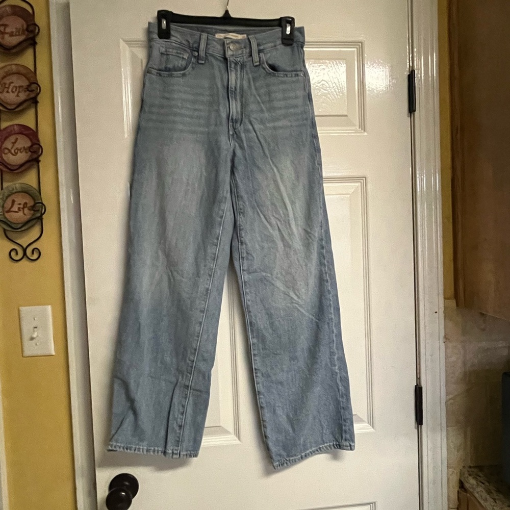 Levi’s high wasted straight size 25